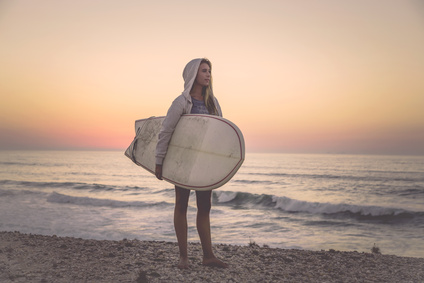 Poster Surfer reitet auf einer perfekten Welle MakenaStockMedia